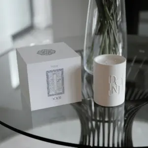 Dolni Large White Ceramic 600g Amber & Patchouli Candle