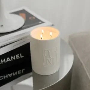 Dolni Large White Ceramic 600g Amber & Patchouli Candle