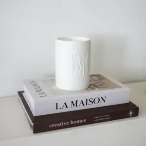 Dolni Large White Ceramic 600g Amber & Patchouli Candle