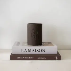 Dolni Large Brown Ceramic 600g Tobacco & Oud Candle