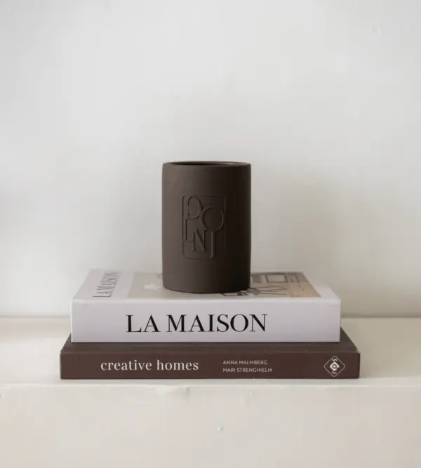 Dolni Large Brown Ceramic 600g Tobacco & Oud Candle